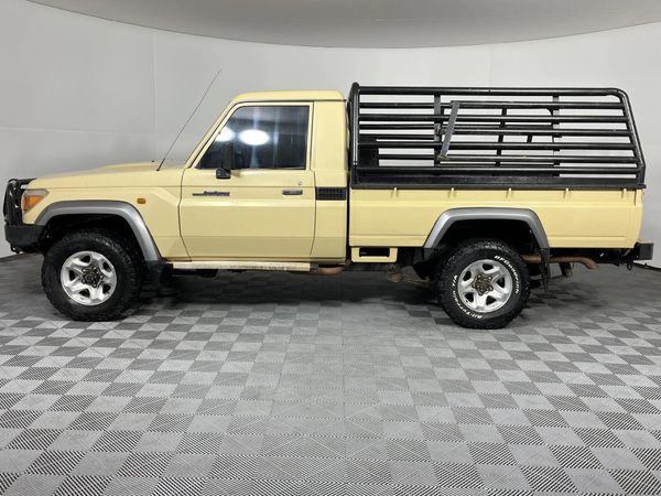 2016-Toyota-Land-Cruiser-79-45-D-Single-Cab image:14