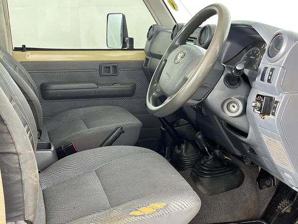2016-Toyota-Land-Cruiser-79-45-D-Single-Cab image:1