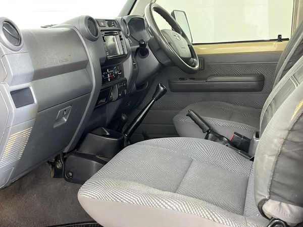 2016-Toyota-Land-Cruiser-79-45-D-Single-Cab image:6