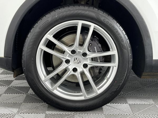 2019-Porsche-Cayenne-Auto image:4