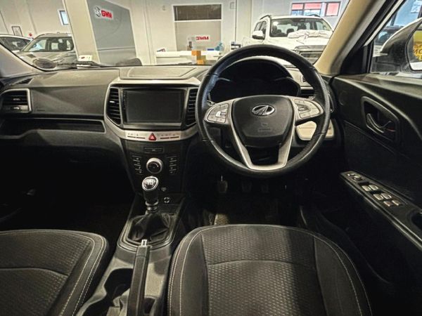 2022-Mahindra-XUV-300-15D-W6 image:2