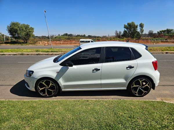 2022-Volkswagen-Polo-Vivo-14-Comfortline-5-dr image:1