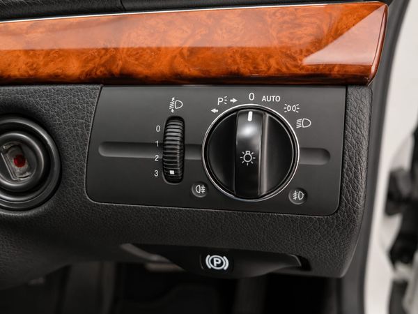 2005-Mercedes-Benz-E-Class-E-350 image:9
