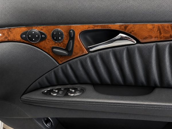 2005-Mercedes-Benz-E-Class-E-350 image:10