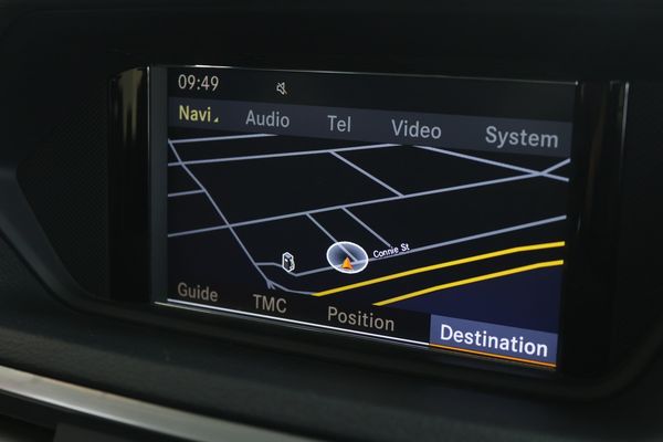 2009-Mercedes-Benz-E-Class-E-250-CDI-BE-Avantgarde image:11