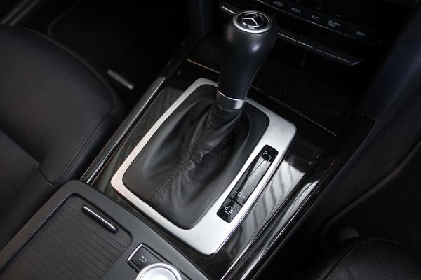 2009-Mercedes-Benz-E-Class-E-250-CDI-BE-Avantgarde image:13