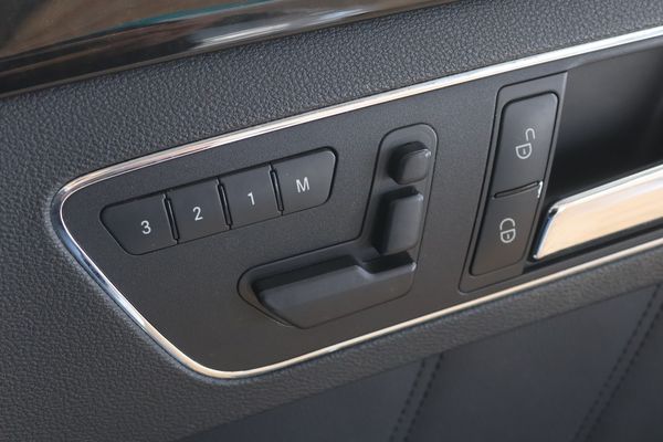 2009-Mercedes-Benz-E-Class-E-250-CDI-BE-Avantgarde image:19