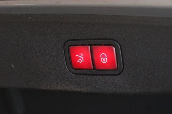 2009-Mercedes-Benz-E-Class-E-250-CDI-BE-Avantgarde image:21