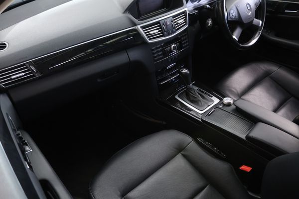 2009-Mercedes-Benz-E-Class-E-250-CDI-BE-Avantgarde image:6