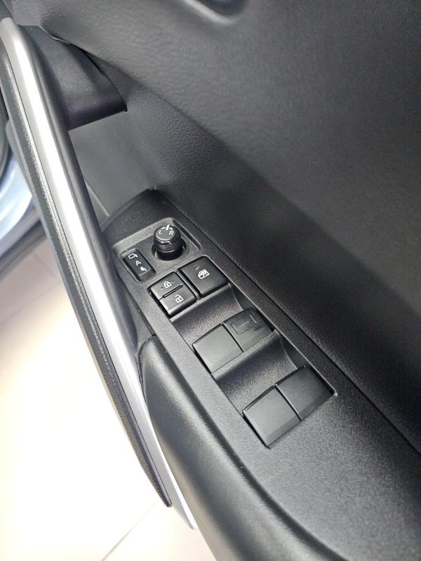 2023-Toyota-Corolla-Cross-18-XI image:11
