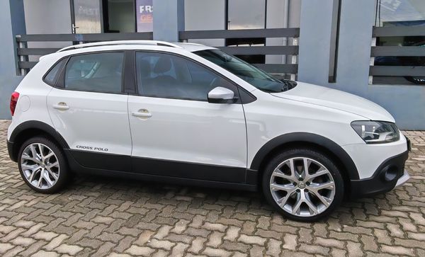 2017-Volkswagen-Polo-Cross-12-TSI image:1