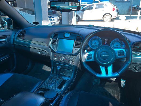 2015-Chrysler-300C-SRT8 image:13