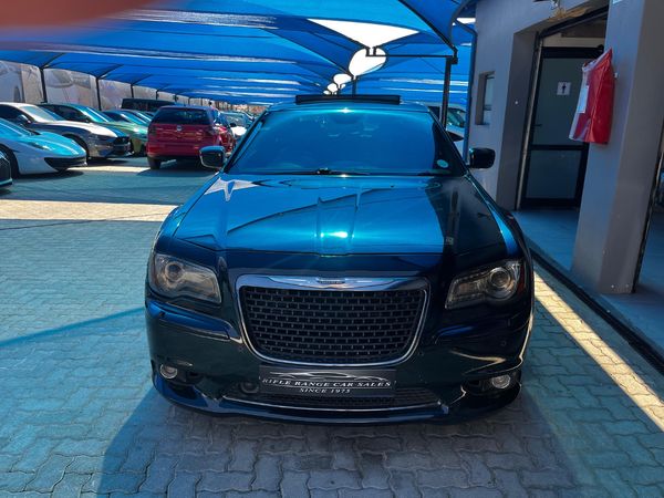 2015-Chrysler-300C-SRT8 image:1