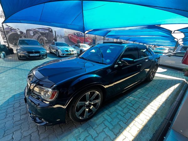 2015-Chrysler-300C-SRT8 image:3