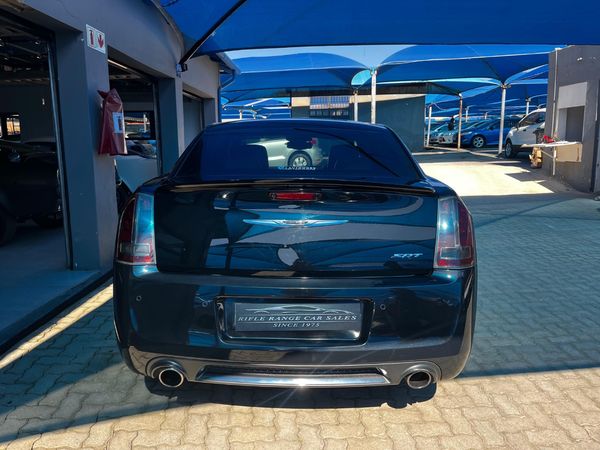 2015-Chrysler-300C-SRT8 image:4