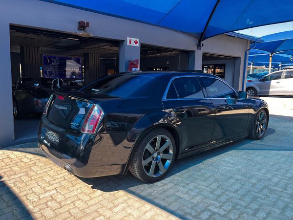 2015-Chrysler-300C-SRT8 image:5