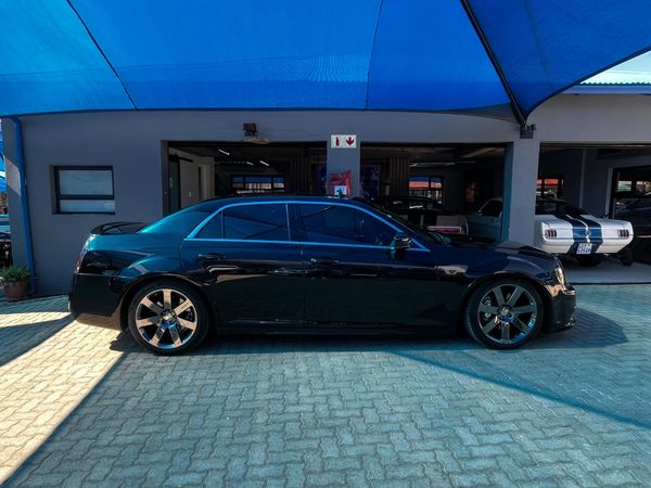 2015-Chrysler-300C-SRT8 image:6