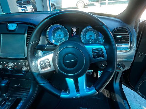2015-Chrysler-300C-SRT8 image:8