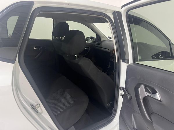2020-Volkswagen-Polo-Vivo-14-Comfortline-5-dr image:15