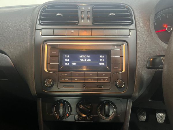 2020-Volkswagen-Polo-Vivo-14-Comfortline-5-dr image:25