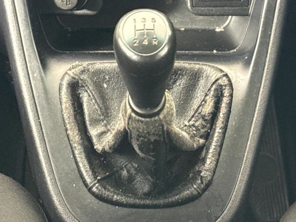 2013-Hyundai-i10-125-GLS-Fluid image:10