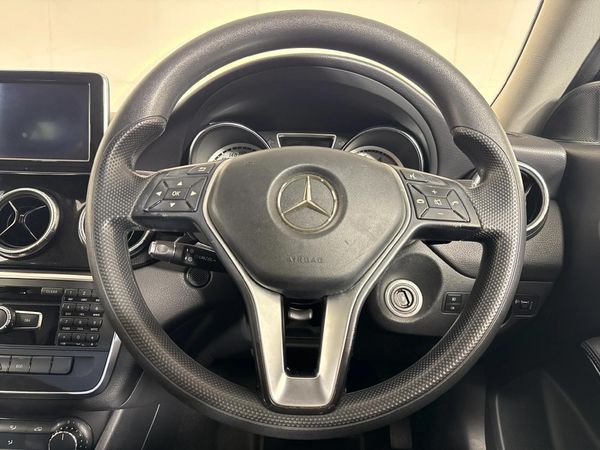 2014-Mercedes-Benz-CLA-200-Auto image:11