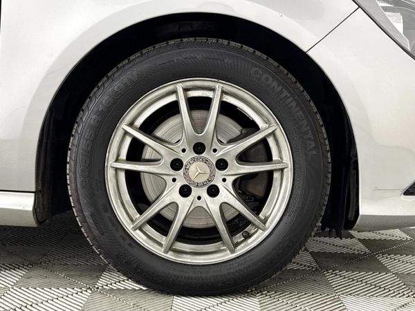 2014-Mercedes-Benz-CLA-200-Auto image:5