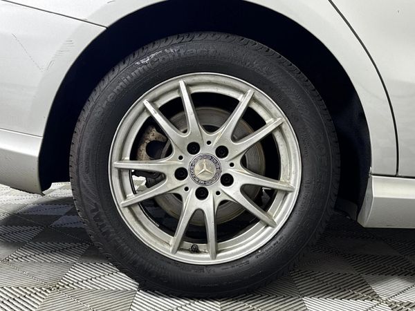 2014-Mercedes-Benz-CLA-200-Auto image:6
