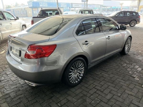 2013-Suzuki-Kizashi-24-SDLX-Auto image:5