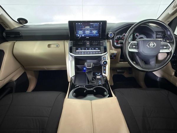 2022-Toyota-Land-Cruiser-300-V6-33-D-GX-R image:1