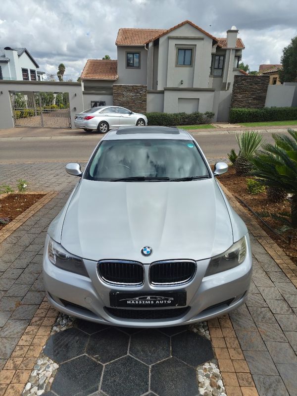 2011-BMW-3-Series-320i-Exclusive image:1