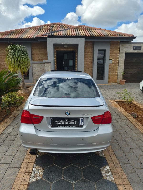2011-BMW-3-Series-320i-Exclusive image:4