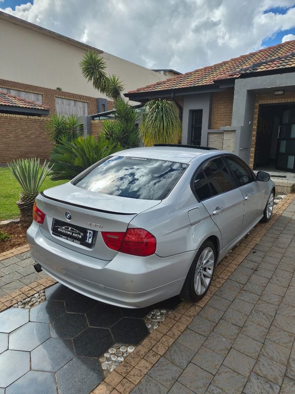 2011-BMW-3-Series-320i-Exclusive image:5