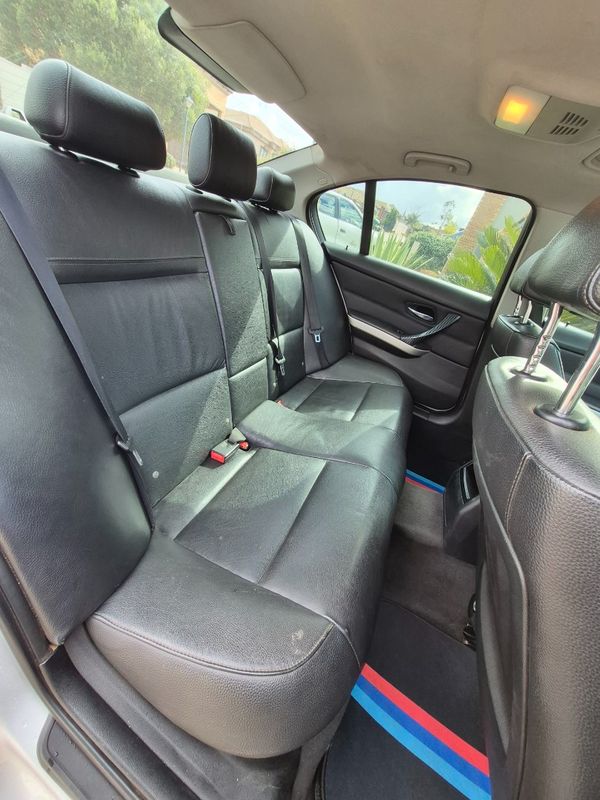 2011-BMW-3-Series-320i-Exclusive image:7