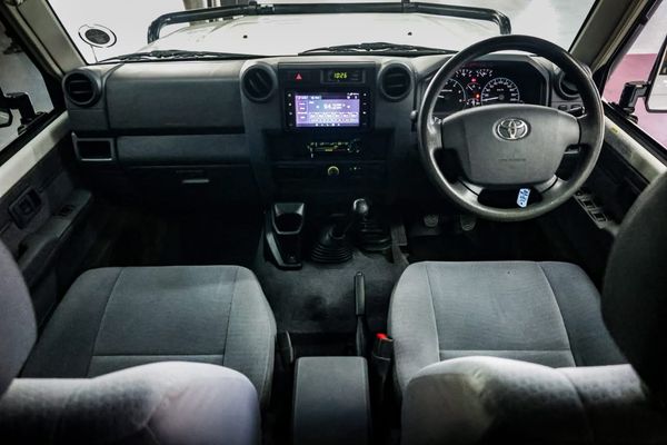 2019-Toyota-Land-Cruiser-79-45-D-4D-LV-V8-DOUBLE-CAB image:19