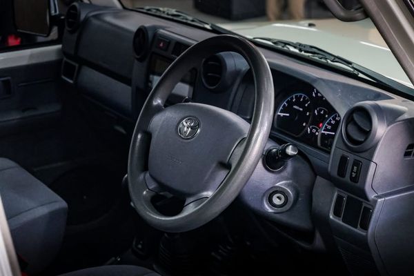 2019-Toyota-Land-Cruiser-79-45-D-4D-LV-V8-DOUBLE-CAB image:21