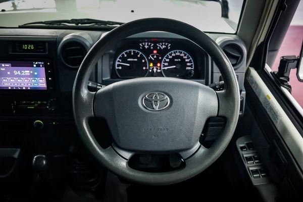 2019-Toyota-Land-Cruiser-79-45-D-4D-LV-V8-DOUBLE-CAB image:22