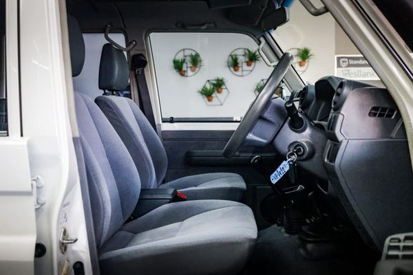 2019-Toyota-Land-Cruiser-79-45-D-4D-LV-V8-DOUBLE-CAB image:24