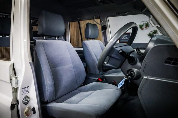 2019-Toyota-Land-Cruiser-79-45-D-4D-LV-V8-DOUBLE-CAB image:25