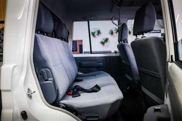 2019-Toyota-Land-Cruiser-79-45-D-4D-LV-V8-DOUBLE-CAB image:26