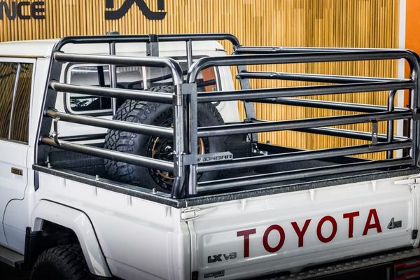 2019-Toyota-Land-Cruiser-79-45-D-4D-LV-V8-DOUBLE-CAB image:4