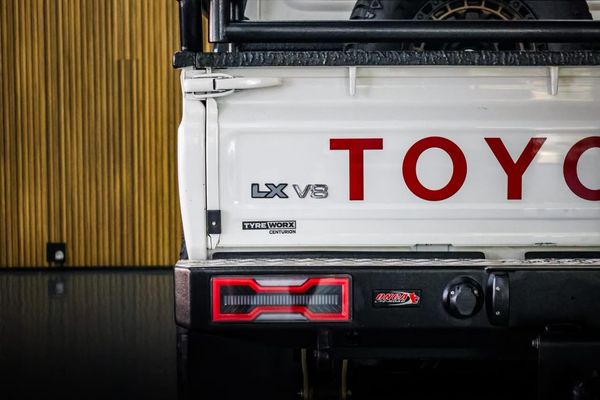 2019-Toyota-Land-Cruiser-79-45-D-4D-LV-V8-DOUBLE-CAB image:7