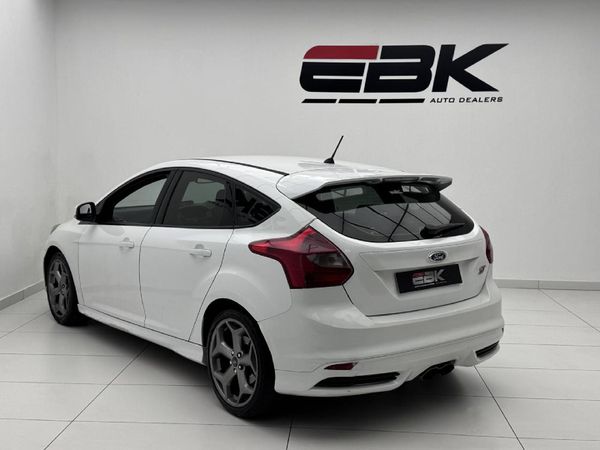 2014-Ford-Focus-20-GTDi-ST1-5-dr image:3