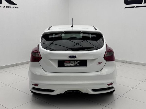 2014-Ford-Focus-20-GTDi-ST1-5-dr image:4