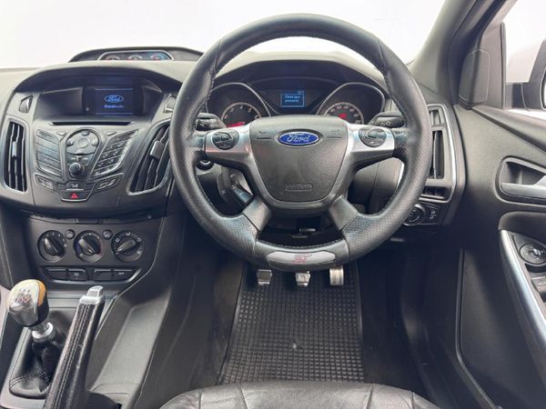 2014-Ford-Focus-20-GTDi-ST1-5-dr image:8