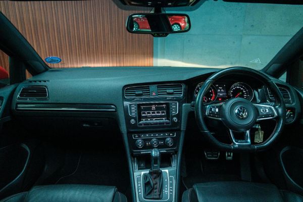 2015-Volkswagen-Golf-VII-GTI-20-TSI-Auto image:10
