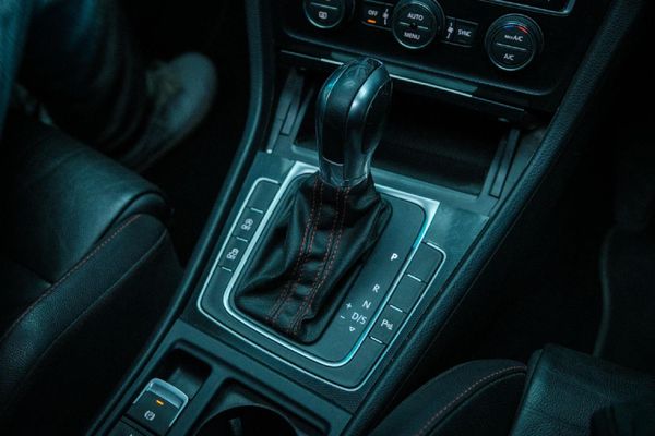 2015-Volkswagen-Golf-VII-GTI-20-TSI-Auto image:16