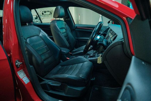 2015-Volkswagen-Golf-VII-GTI-20-TSI-Auto image:17