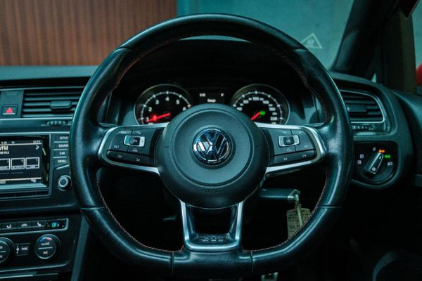 2015-Volkswagen-Golf-VII-GTI-20-TSI-Auto image:8