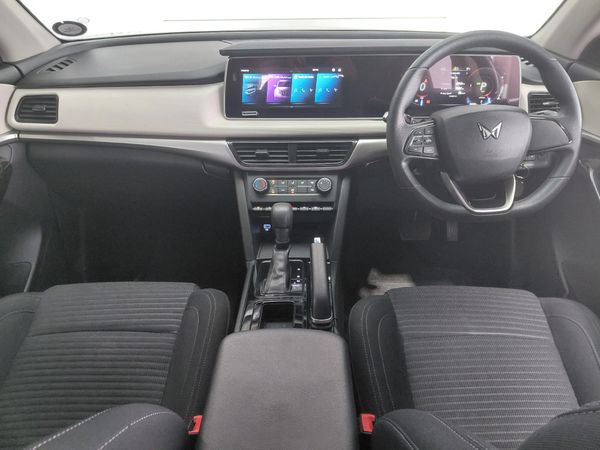 2024-Mahindra-XUV-700-20-AX5-Auto image:10